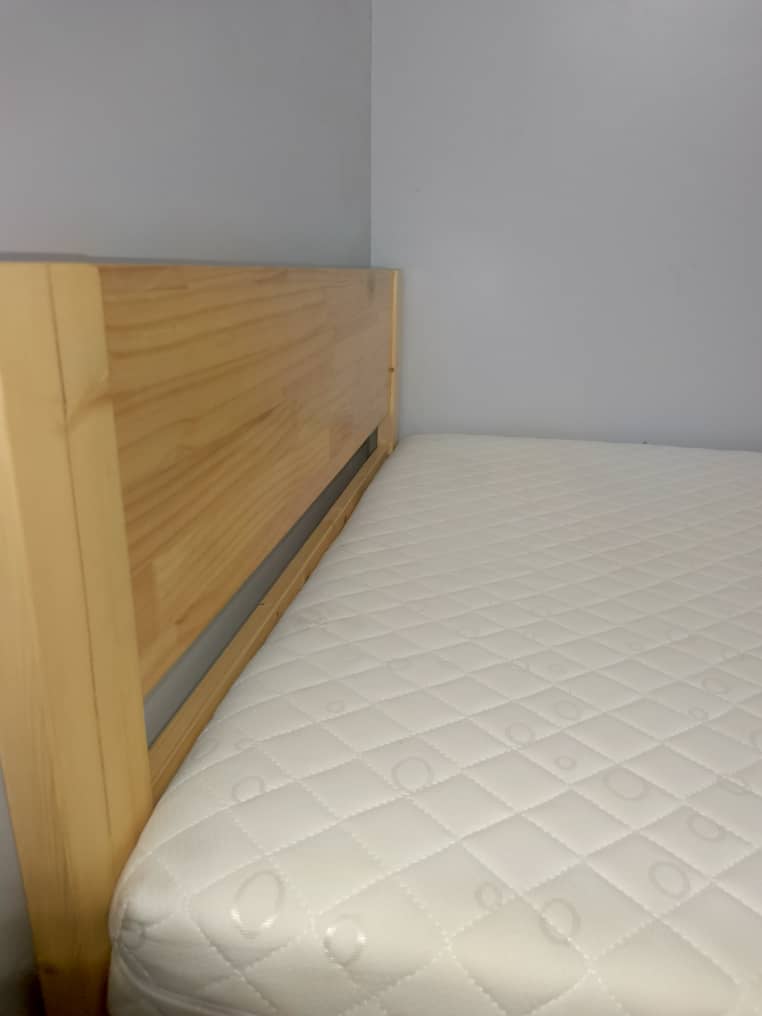 Lit 2 places + Matelas épaisseur 15 + 2 Coussins