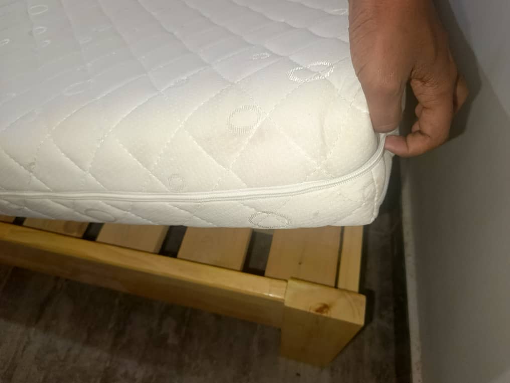 Lit 2 places + Matelas épaisseur 15 + 2 Coussins