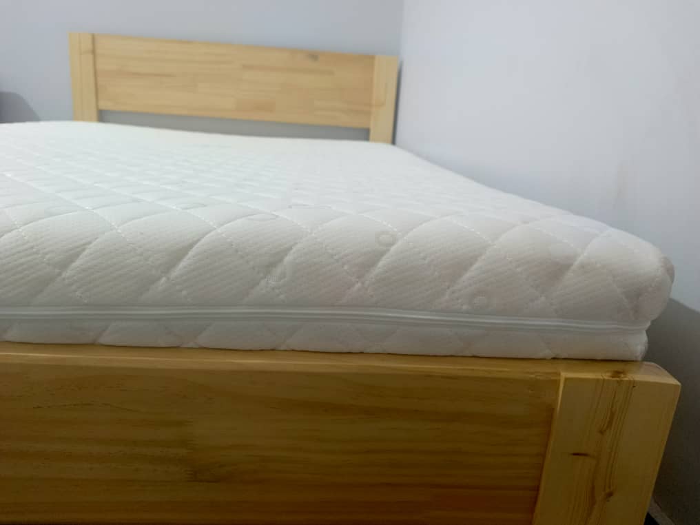 Lit 2 places + Matelas épaisseur 15 + 2 Coussins