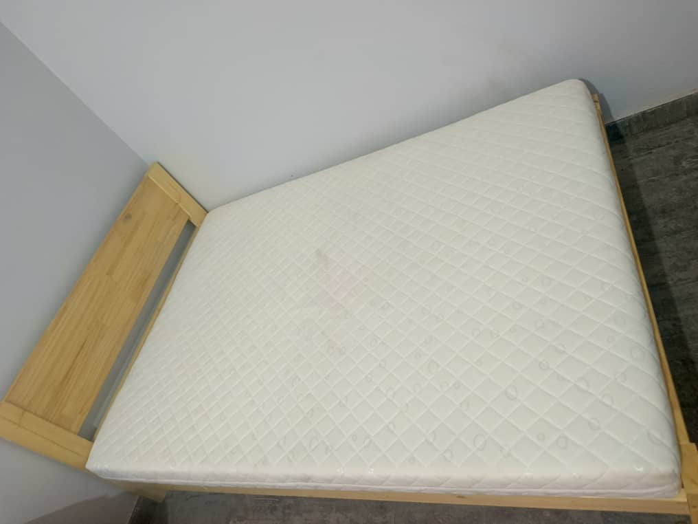 Lit 2 places + Matelas épaisseur 15 + 2 Coussins